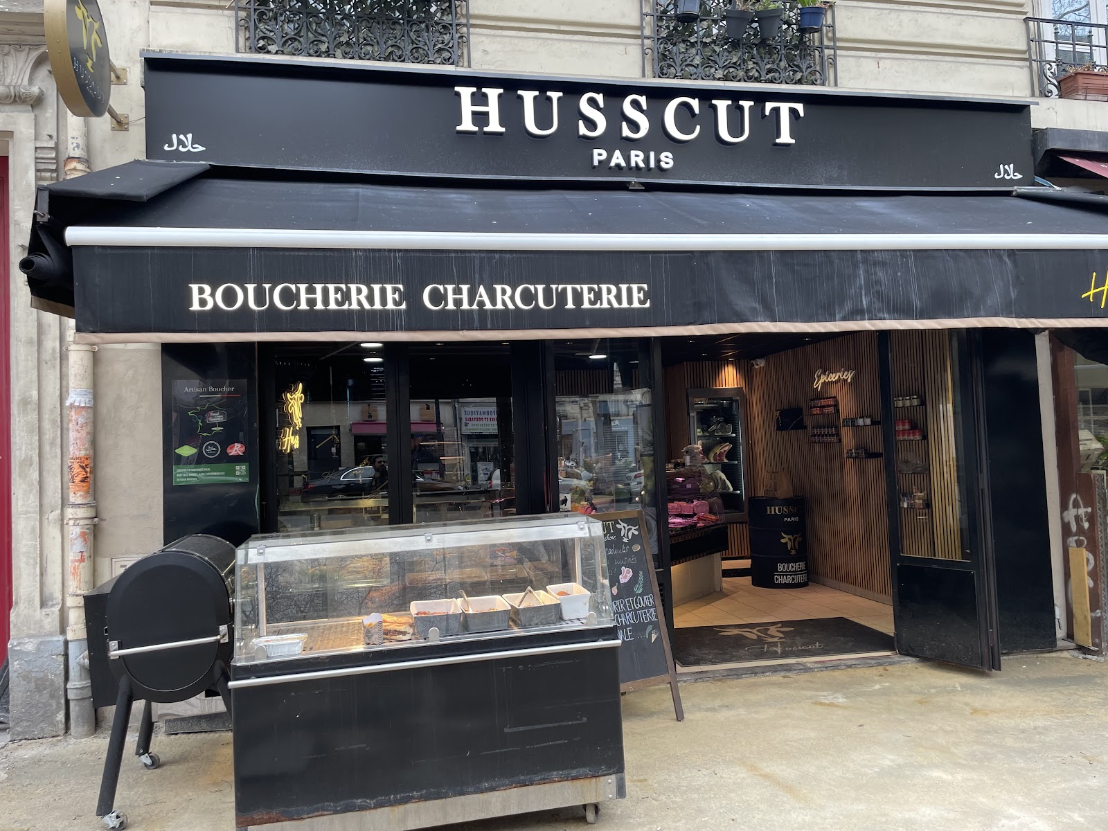 Devanture noire de la boucherie Husscut Paris, avenue Philippe Auguste, Paris 11e