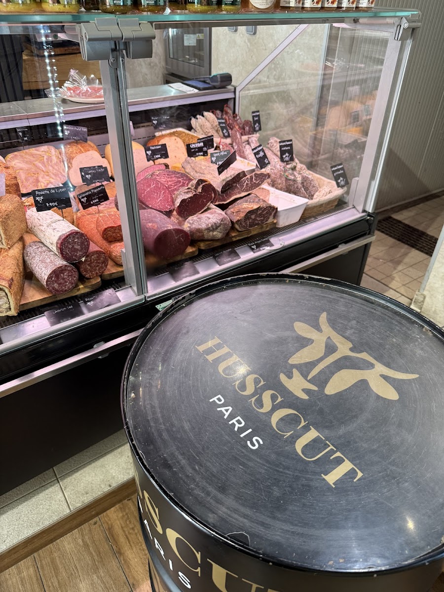 Vitrine de charcuteries et fût noir au logo doré Husscut Paris