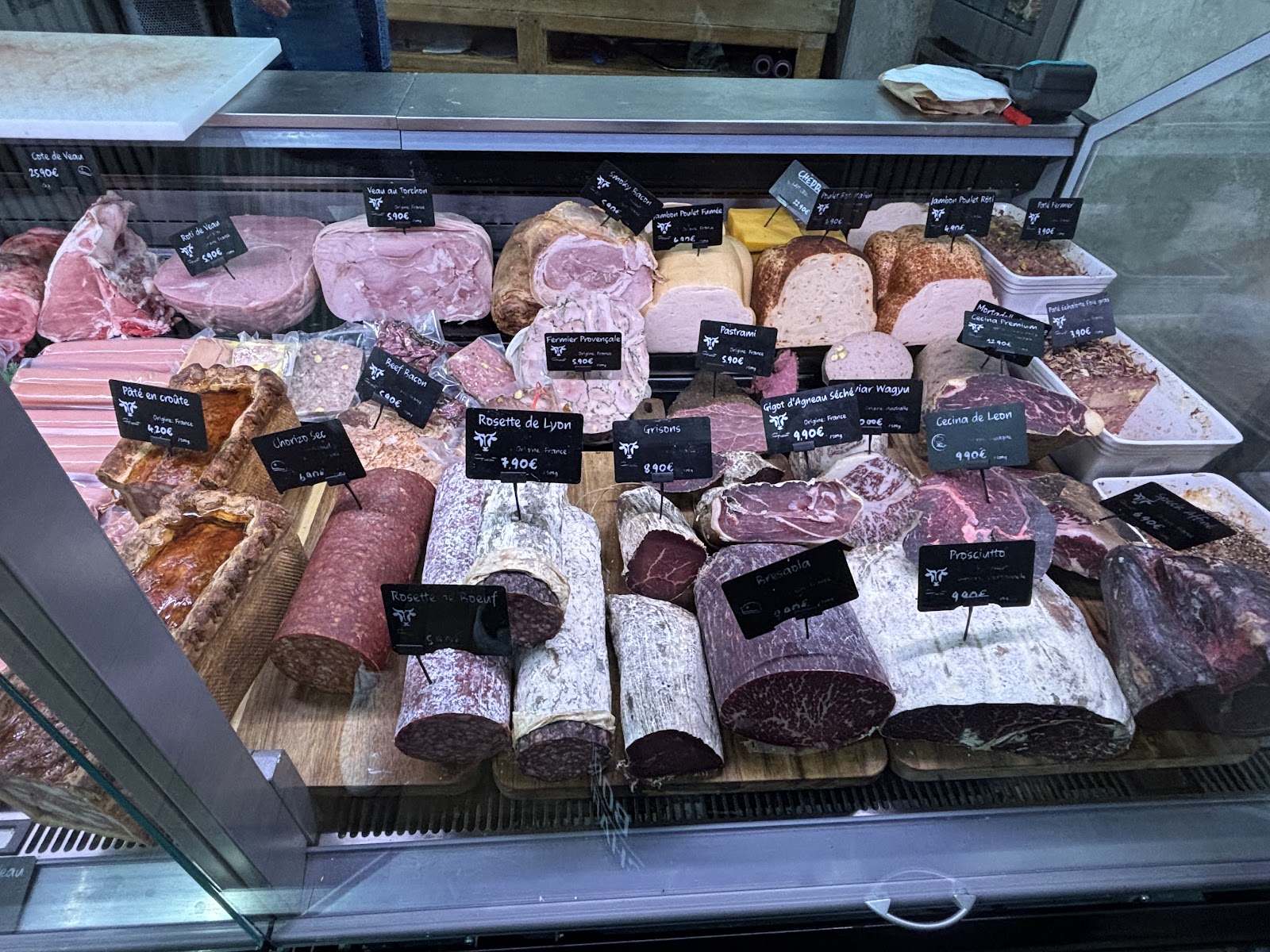 Vitrine de viandes maturées et de charcuteries fines
